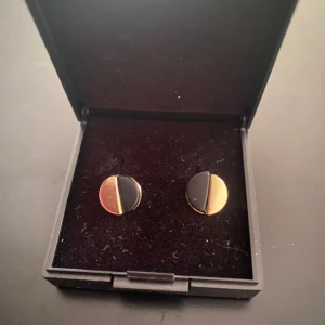 Örhängen - Svart/guldiga örhängen