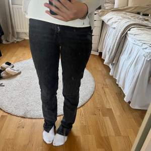 Säljer dessa jeans med split från Zara. Storlek 34 och tänker mig 200kr.💕