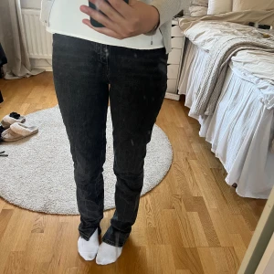 Jeans från Zara - Säljer dessa jeans med split från Zara. Storlek 34 och tänker mig 200kr.💕