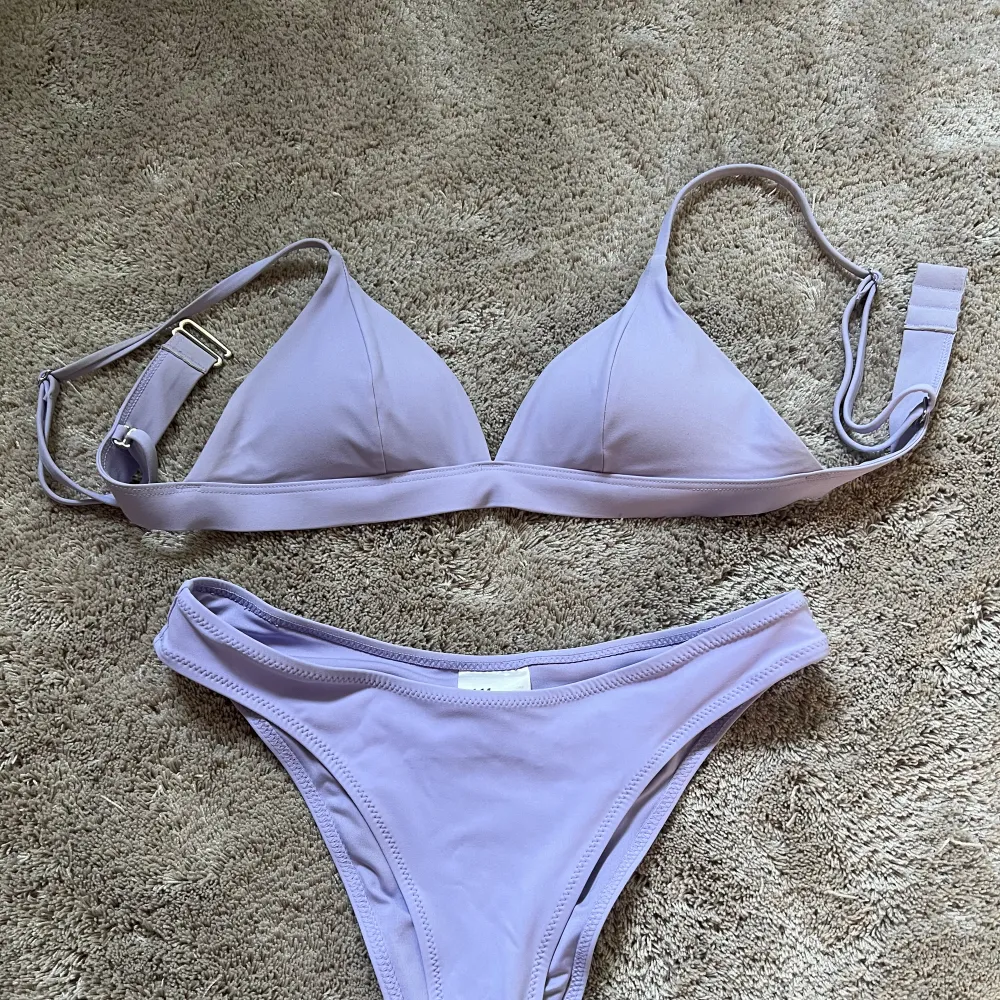 Säljer denna bikini ifrån H&M, nyskick i bra kvalitet, storlek 34 i underdelen och 32 i överdelen. Säljs inte längre. Säljer då den inte kommer till användning.  Båda delar inkluderade i priset. . Övrigt.