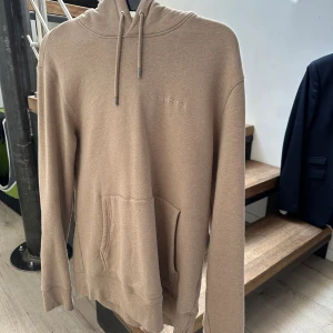 J.lindeberg hoodie - Beige j.lindeberg hooodie i storlek M. Nyskick och endast använd 1 gång! Nypris 1500kr