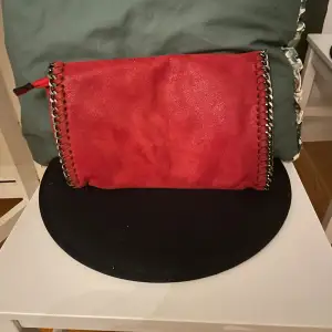 Detta är en röd väska som jag dessvärre inte vet vart den är ifrån.