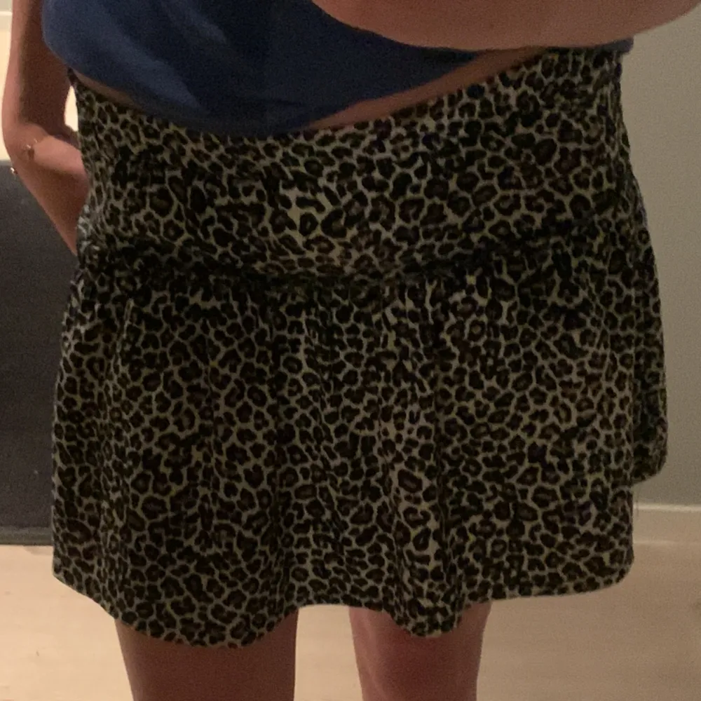 Storlek: 10/140, använt väldigt lite o är som ny, köpt på zara. Har shorts under som e fast i kjolen. 💕. Kjolar.