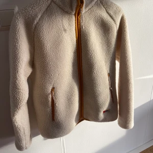 Fjällräven fleece stl S - Säljer min fjällräven fleece i storlek Small. Använd två/tre gånger endast. Köpt i butik på naturkompaniet för 2200kr säljer för 1000kr