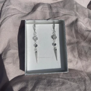 Floral spike örhängen  - 35kr per par, finns flera i lager😊 kolla gärna in min instragram där jag främst sköter försäljningen 🤍 fler liknande smycken hittar ni på min sida 🥰