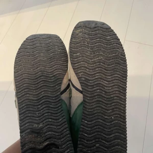 New balance 420 - Hej! Jag säljer nu dessa new balance 420 i storlek 42/43 ny pris är runt 1000 lappen för new balance men mitt är endast 315 skicket är 8/10 då det finns ett litet jack på baksidan av skon, tveka intr att höra av dig vid minsta fundering/Leon. 