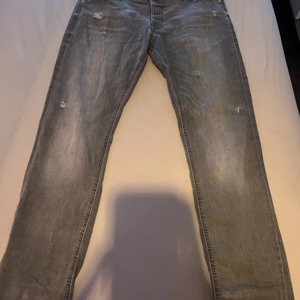 Ganska stretchiga sitter jätte skönt strl 32-33 använder ej dom därför säljer jag dom. Jeans & Byxor.