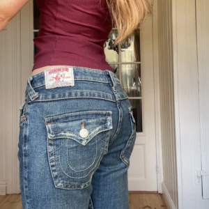 true religion jeans - Ett par true religion jeans i bootcut! 💗De är lite för stora för mig det är därför jag säljer dem!! Inga defekter, om ni har frågor skriv bara!💗