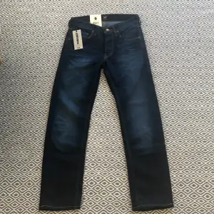 Helt oanvända Lee jeans som är köpta på zalando för 1000kr. Modellen är Daren slim straight och de passar de som är mellan 165-175cm ungefär. Tveka inte på att höra av er vid frågor! 