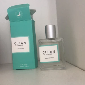 Clean warm cotton - Väldigt fin doft av märket clean som kan bäras av både män och kvinnor. Ca 57ml kvar av 60. Doften påminner om nytvättat