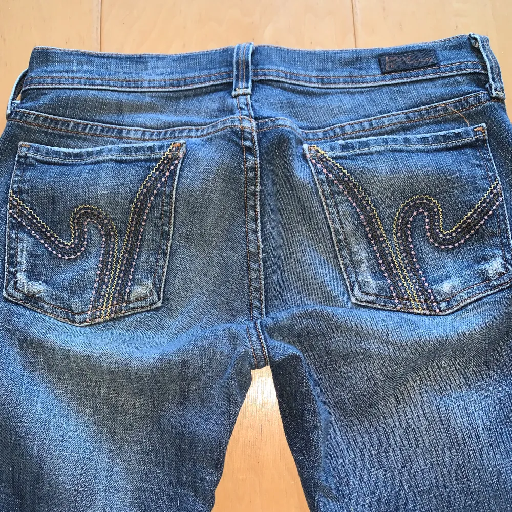Snygga låga Vintage jeans i bootcut💞 midja 81cm & Innerben 86cm & Stretchiga 💗 obs lite olika nyans på knäet (se bild 5)💗 Jag är ca 165. Jeans & Byxor.