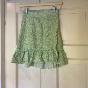 En gullig kortare blommig kjol. Skit snygg till sommaren. Tyvärr lite för liten i midjan för mig. 