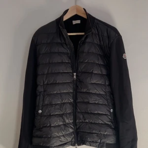 Moncler jacka - Grym jacka till sommaren! Säljer då den sällan används. Köptes på NK för några år sedan. Jackan är i fint skick. Färg: Svart Storlek: L