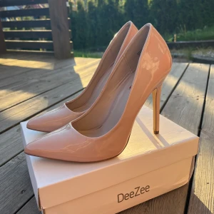 Klackskor London Rebel - Så fina klackskor i rosa från London Rebel! Storlek 40 men små, så definitivt mer 39. Helt nya, Aldrig använda! 💖