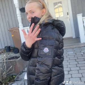 Moncler jacka  - Bra skick använd en hel del derför billigt pris 