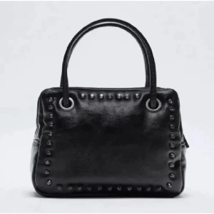 Zara väska - En svart väska med nitar från zara som inte säljs längre ! Väldigt fint skick💞💞 Axelband döljer med