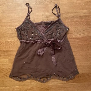 Fest topp vero moda - Super fin festlig topp från vero Moda, köpt på Plick. Säljer då den ej kommer till någon användning. Inga defekter. Storlek M men passar mer som en S på mig som har storlek S. Priset kan såklart diskuteras🫶🏻