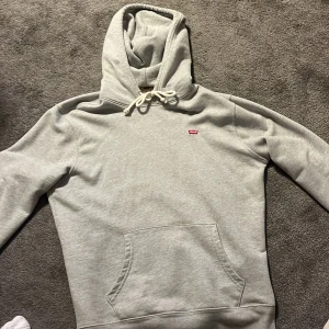 Levis Hoodie - Säljer en Levis Hoodie i bra skick!! Storlek Medium 