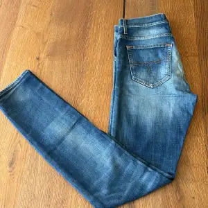 Tja ! Säljer dessa skit snygga tiger of Sweden jeans då jag håller på att rensa garderoben. Skick 9/10 bara att stygnen på höger ficka på baksidan är lite av. Storlek 30/32. Modellen kallas Sharp/slim fit. Vid frågor bara hör av dig 😊
