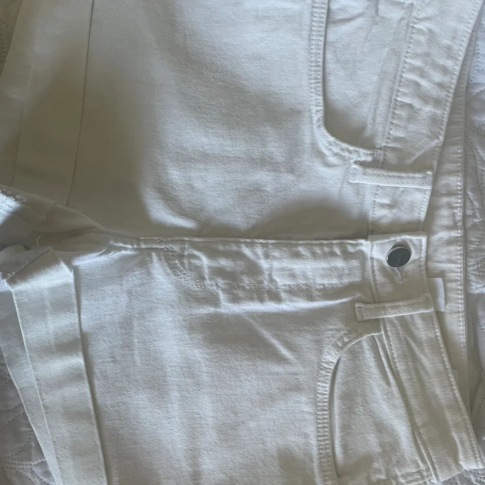 Säljer ett par vita jeansshorts i storlek S/36 från H&M. De är korta i modellen och säljs för 80kr. Skriv för mer information.💗💗. Shorts.