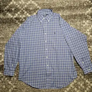 Tjena! Säljer en riktigt schysst skjorta från ralph lauren. Skicket på skjortan är 9.5/10. Har du några frågor eller funderingar så hör av dig // IC_RESELL 