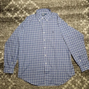 Ralph lauren skjorta  - Tjena! Säljer en riktigt schysst skjorta från ralph lauren. Skicket på skjortan är 9.5/10. Har du några frågor eller funderingar så hör av dig // IC_RESELL 