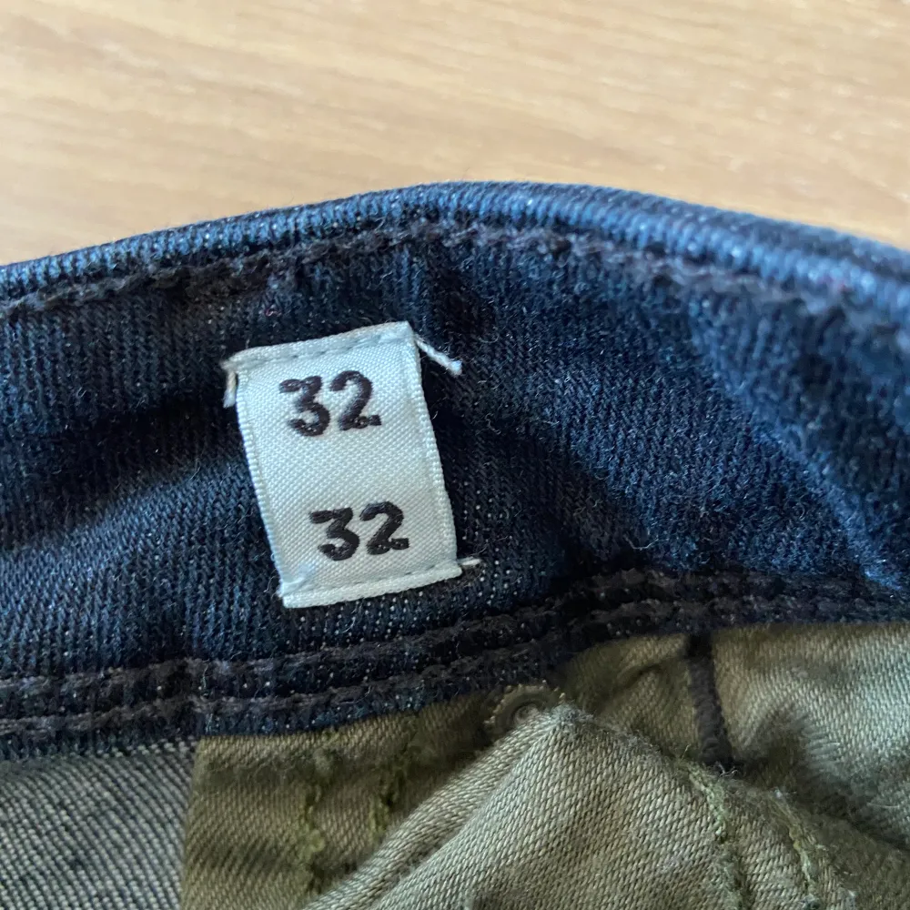 Säljer dessa svarta Jack and Jones jeans i storlek 32/32. Jeansen är i mycket bra skick🙌🏼🙌🏼 vid frågor eller funderingar är det bara att skriva privat!. Jeans & Byxor.