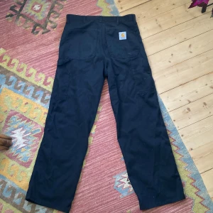 Carhartt Single Knee byxor 33x34 - Slitstarka snickarbyxor från Carharrt i fint skick. Rak passform. Små i storleken, passar snarare som ett par 32/31 i midjan. Finns i Uppsala eller kan skickas :)