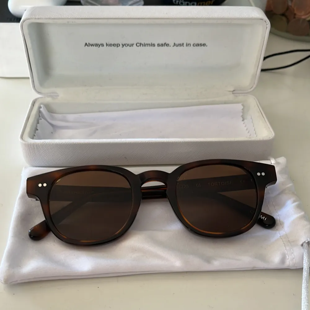 Ett par feta solglasögon från Chimi. Perfekta nu till sommaren. Modell 01. Nypris 1350. Övrigt.