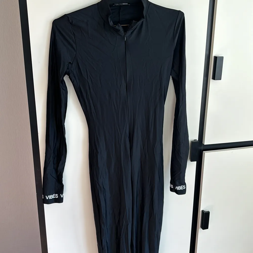 En sexig svart jumpsuit från Fashion nova! Har en dragkedja i mitten😘😘. Klänningar.