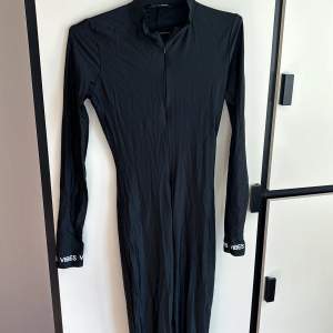 En sexig svart jumpsuit från Fashion nova! Har en dragkedja i mitten😘😘