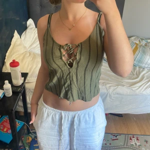 Linne  - Säljer detta super gulliga olivgröna linnet med svarta ränder💞strl xs/34, passar  lätt på s. Skicket är bra skriv om ni har några frågor💖