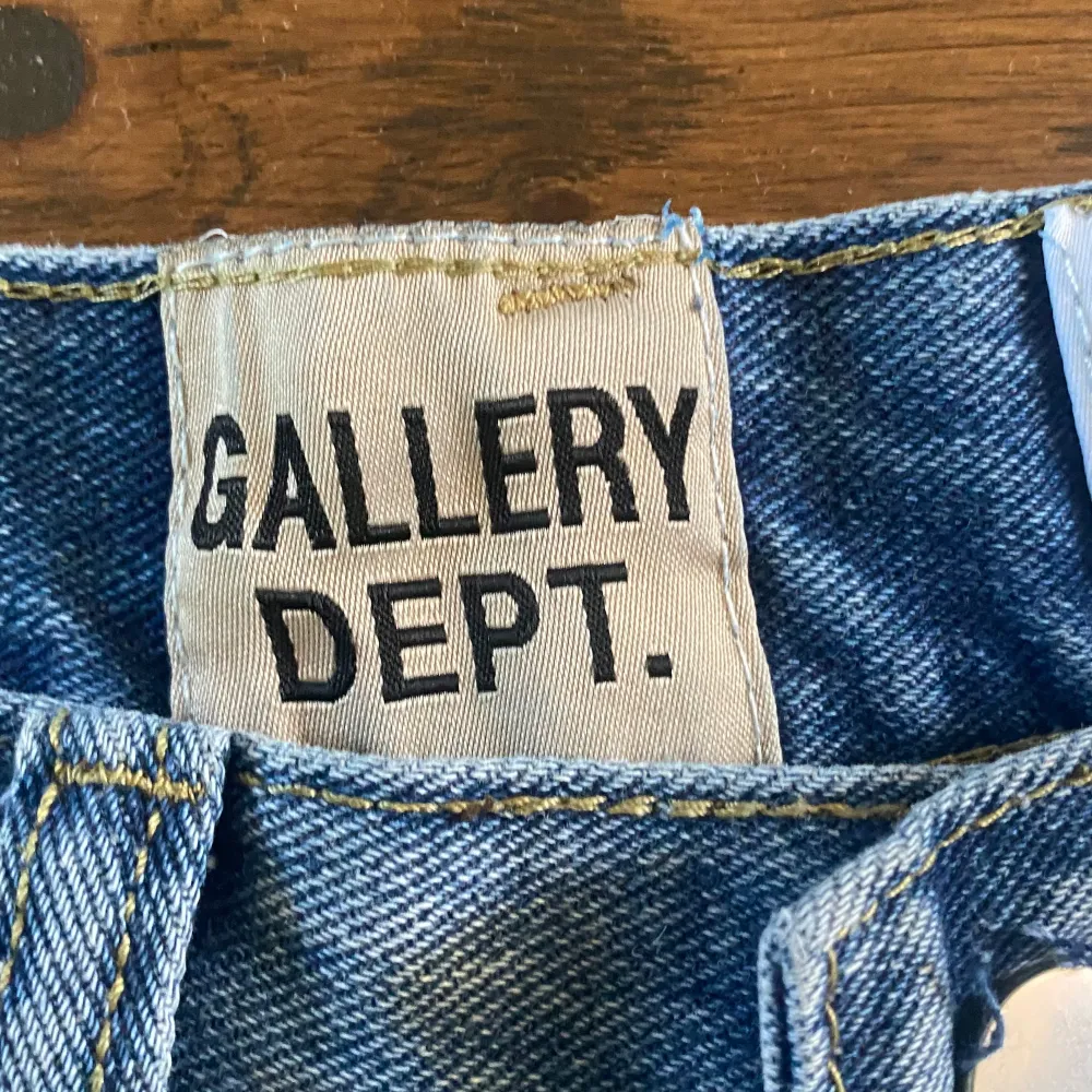 Tja! Säljer nu mina riktigt feta gallery dept flared jeans som jag köpte i butiken kith i New York. Tyvärr är dessa för små för mig, därför försökte jag klippa i midjan för att de skulle passa.  Pris kan diskuteras‼️ Skriv om ni har frågor🤗☺️  . Jeans & Byxor.