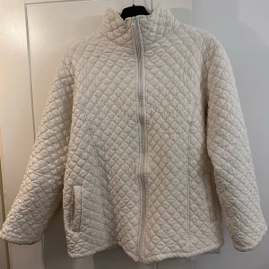 Jacka - En jättefin jacka som inte är använd så mycket i storlek XXL! Men skulle dock säga att den passar bättre XL/L