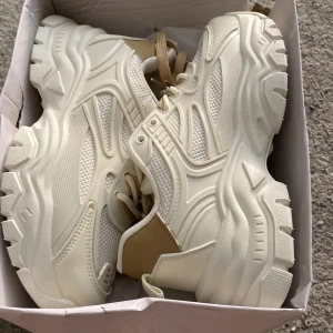 Skor  - Helt nya skor i bra Skick