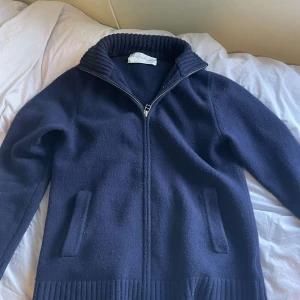 A DAY'S MARCH tröja - Säljer denna grymt bekväma och stilrena tröja från A Day’s March!  Materialet är (100% fime merino). Grymt skick, storlek S! Nypris: 1495 mitt pris: 699. Hör av er vid minsta funderingar!