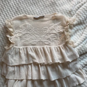 Blus  - Säljer denna blusen från zara💕☺️