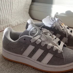 Adidas Campus  - Säljer mina adidas Campus 00s i färgen grey gum 🩷 använt skick men ser forfarande bra ut, skickar med ett par gråa snören som kom med när man köpte dem🙌🏼 skriv vid frågor eller annat, pris går att diskutera! 