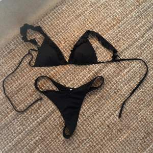 Säljer denna bikini, Volang topp med tillhörande stringtrosor till ☀️
