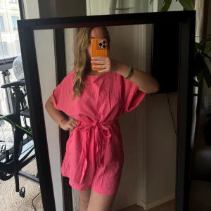 Jumpsuit med öppen rygg  - Jumpsuit med öppen rygg, aldrig använd! 