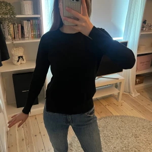 Svart tröja - Jätte fin svart basic tunnt stickad tröja från movesgood