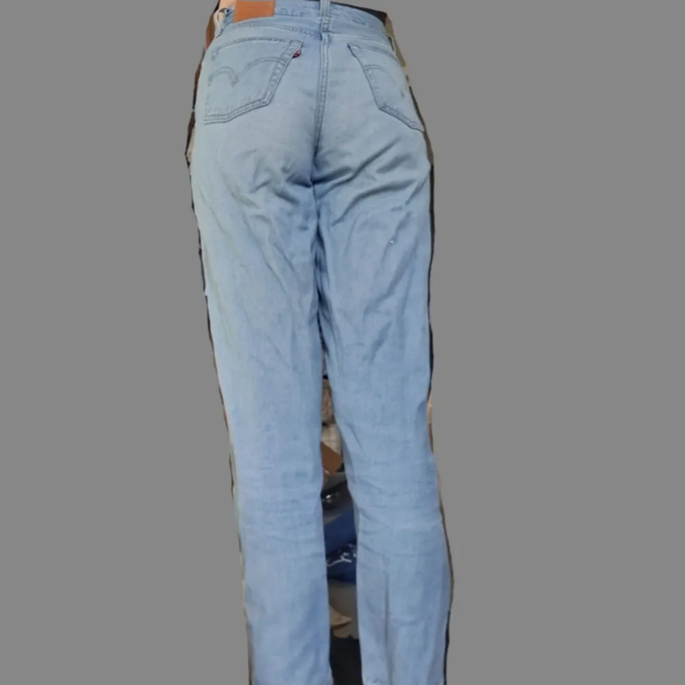 Fina ljus blå levis jeans, knappt använda säljs pga passar inte mig längre, inget slitage. Jeans & Byxor.