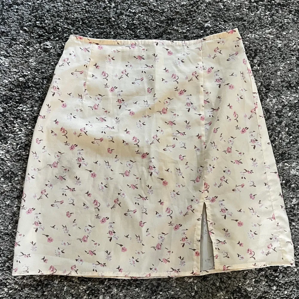 Pastellgul blommig kjol från Chiquelle som sätter sig precis över knäna. Den är väldigt skön och lätt att ha på sig. Kjolen har används flitigt💛. Kjolar.