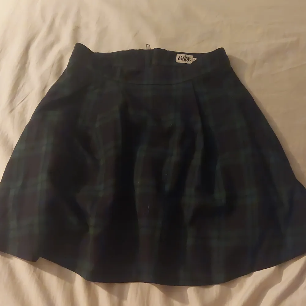 School girl skirt. Black and green. Puffy.. Kjolar.