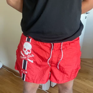 Philipp plein shorts  - Röda Philipp plein shorts Storlek xxl obs stora i storleken passar xl 