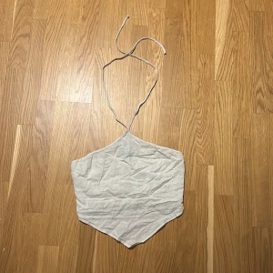 Haltertopp - En fin sommartopp i ganska bra skick, knappt använd. Scrunch material i bak