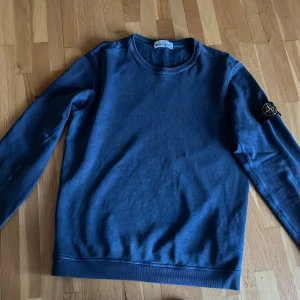 Stone island sweatshirt storlek M - Hej, säljer nu min stoneisland tröja pågrund utav att den blivit förliten. Snygg och stilren tröja i marinblått. Skick 9/10 använd några gånger