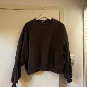 Mörkgrå tröja - Säljer min mörkgråa tröja i fint skick🩶🖤 Storlek Xs men den är oversized💕