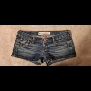 Hollister Low Waist shorts - Säljer dessa snygga lågmidjade hollister shorts i storlek xs-s skriv om ni vill ha mått🫶
