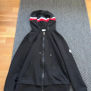 Moncler hoodie - Jag säljer nu min Moncler hoodie. Den är   10/10 skick och fåtal gånger andvänd. Den är i storlek L i barnstolek. Man får med taggen. Priset kan diskuteras 